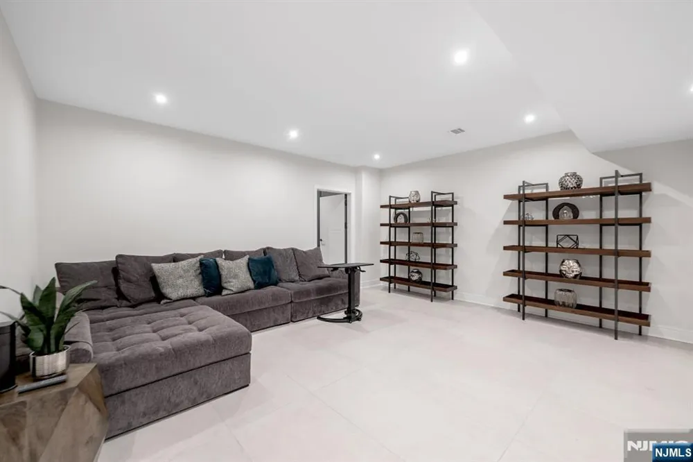 336 Lockwood Drive Paramus, NJ 07652