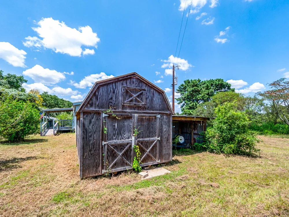 166 Rosanky Cattle Company Road Smithville, TX 78957