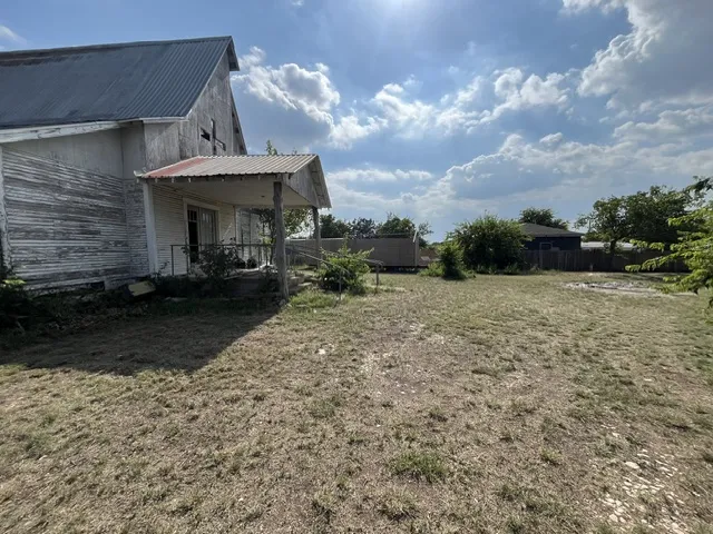 203 W Cherry Street Lometa, TX 76853