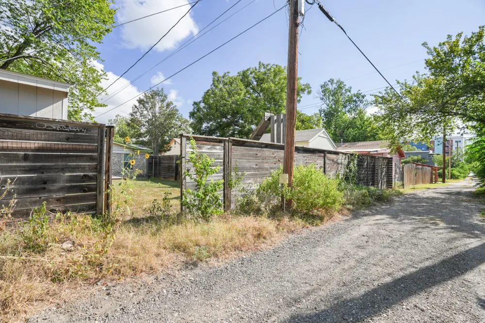 1705 E 14th Street #B Austin, TX 78702