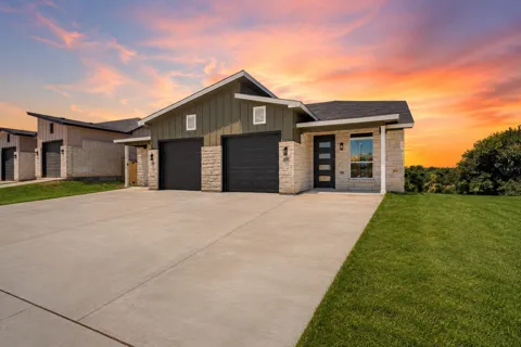 1213 Lone Pine Way