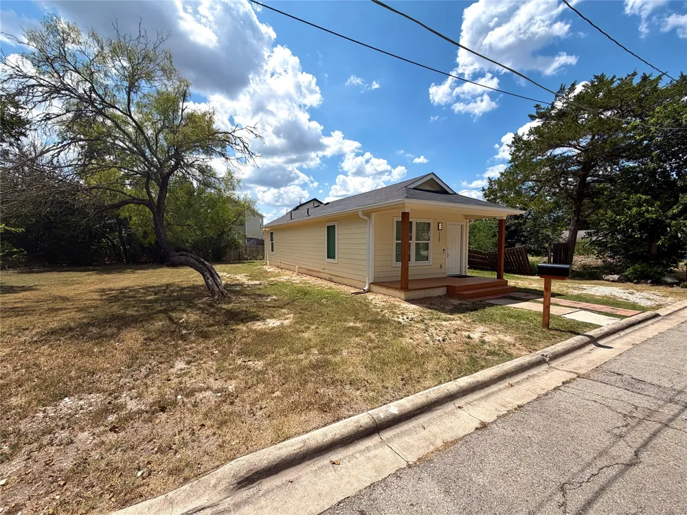 1107 Neches Street Lockhart, TX 78644