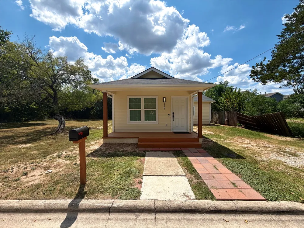 1107 Neches Street Lockhart, TX 78644