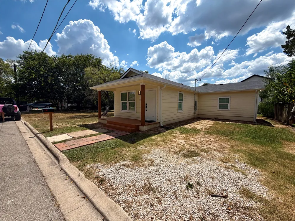 1107 Neches Street Lockhart, TX 78644