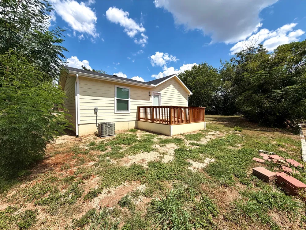 1107 Neches Street Lockhart, TX 78644