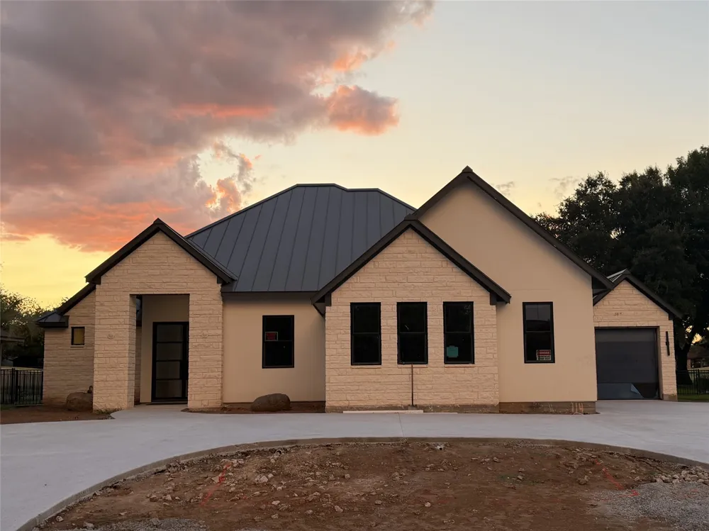 114 Meadowlakes Drive Meadowlakes, TX 78654