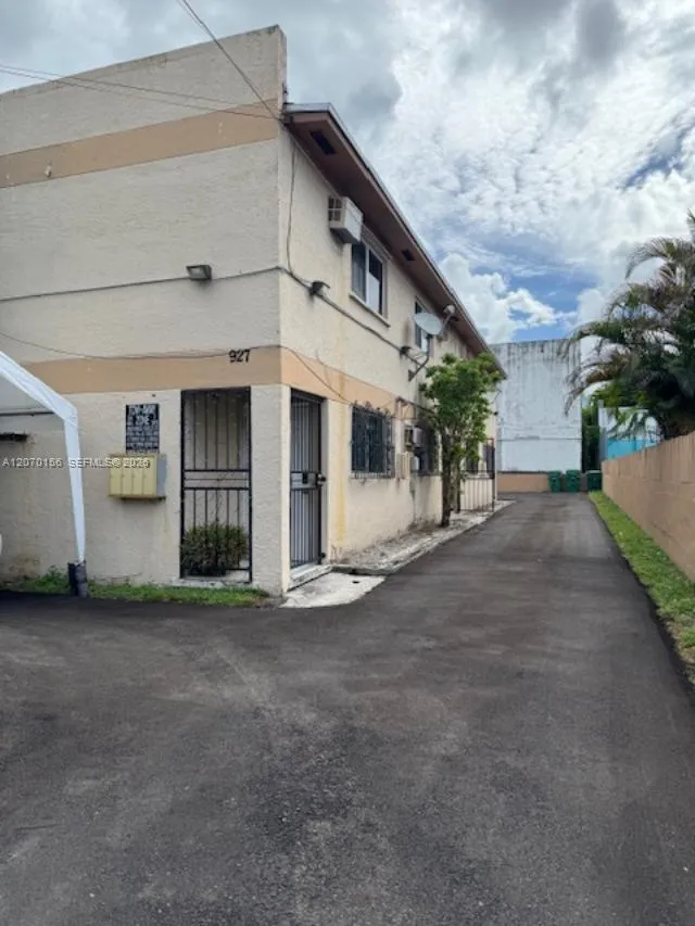 927 NW 7th Ct #3 Miami, FL 33136