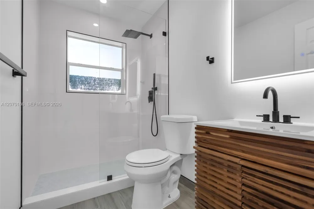 124 SE 2nd Ter #1-2 Hallandale Beach, FL 33009