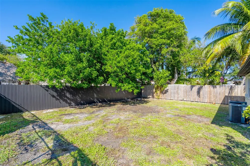 124 SE 2nd Ter #1-2 Hallandale Beach, FL 33009