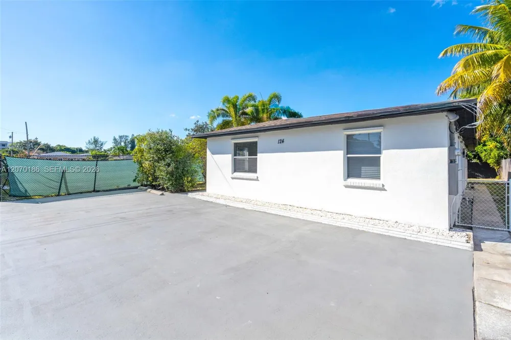124 SE 2nd Ter #1-2 Hallandale Beach, FL 33009