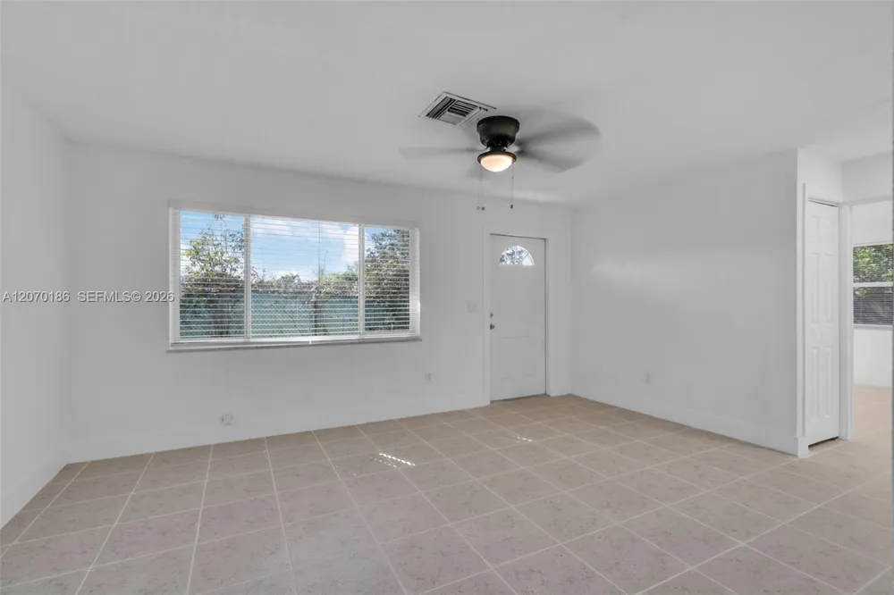 124 SE 2nd Ter #1-2 Hallandale Beach, FL 33009