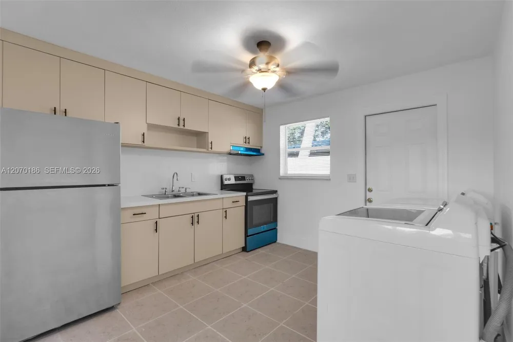 124 SE 2nd Ter #1-2 Hallandale Beach, FL 33009