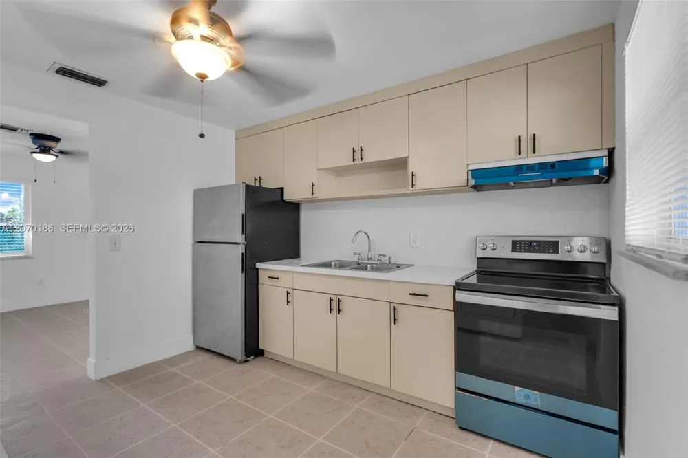124 SE 2nd Ter #1-2 Hallandale Beach, FL 33009