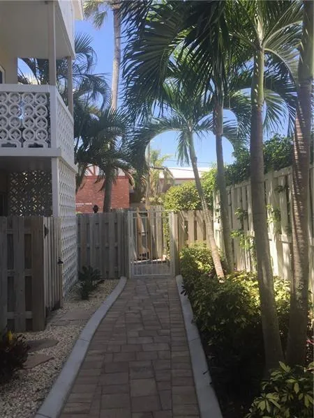 3220 Bayview Drive NE #102 Fort Lauderdale, FL 33306