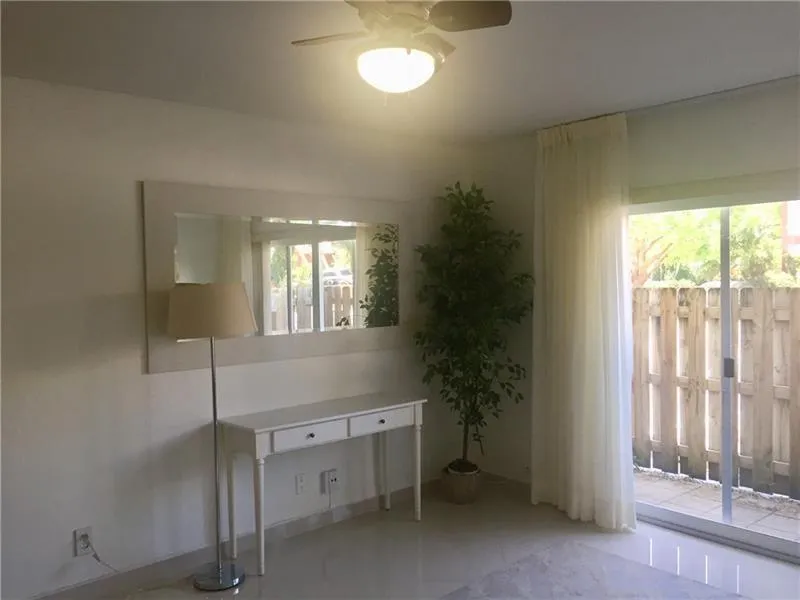 3220 Bayview Drive NE #102 Fort Lauderdale, FL 33306