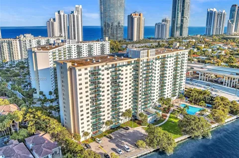 19390 Collins Ave #908