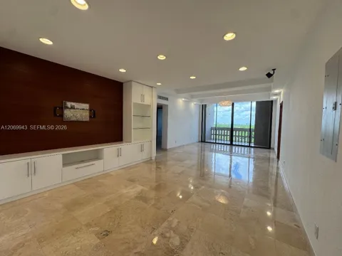 90 Edgewater Dr #PH15