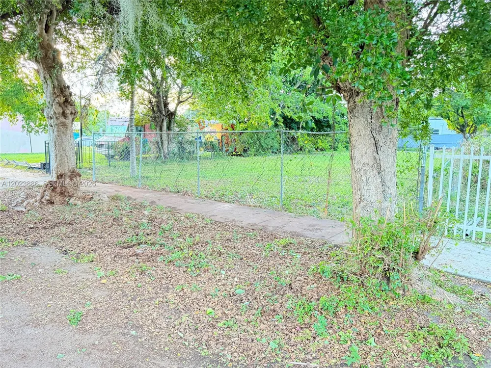 665 NW 43rd St Miami, FL 33127
