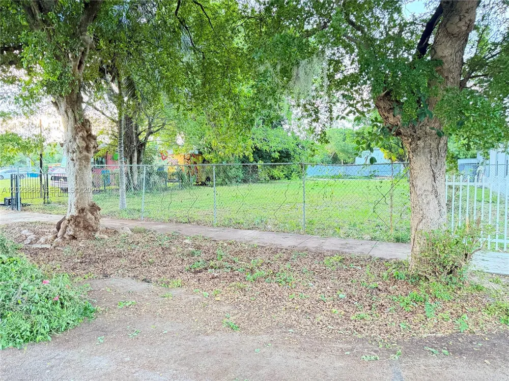 665 NW 43rd St Miami, FL 33127