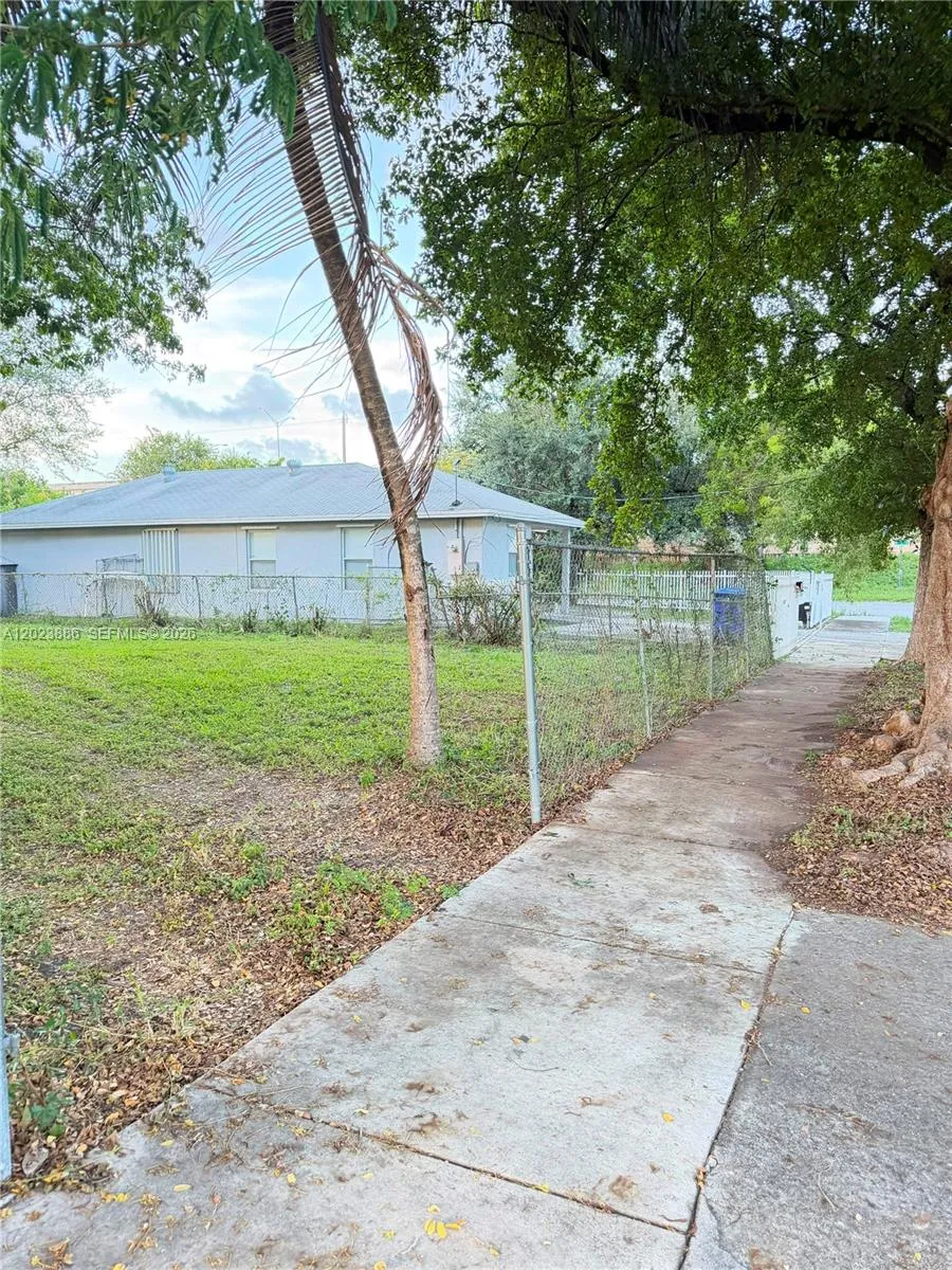 665 NW 43rd St Miami, FL 33127