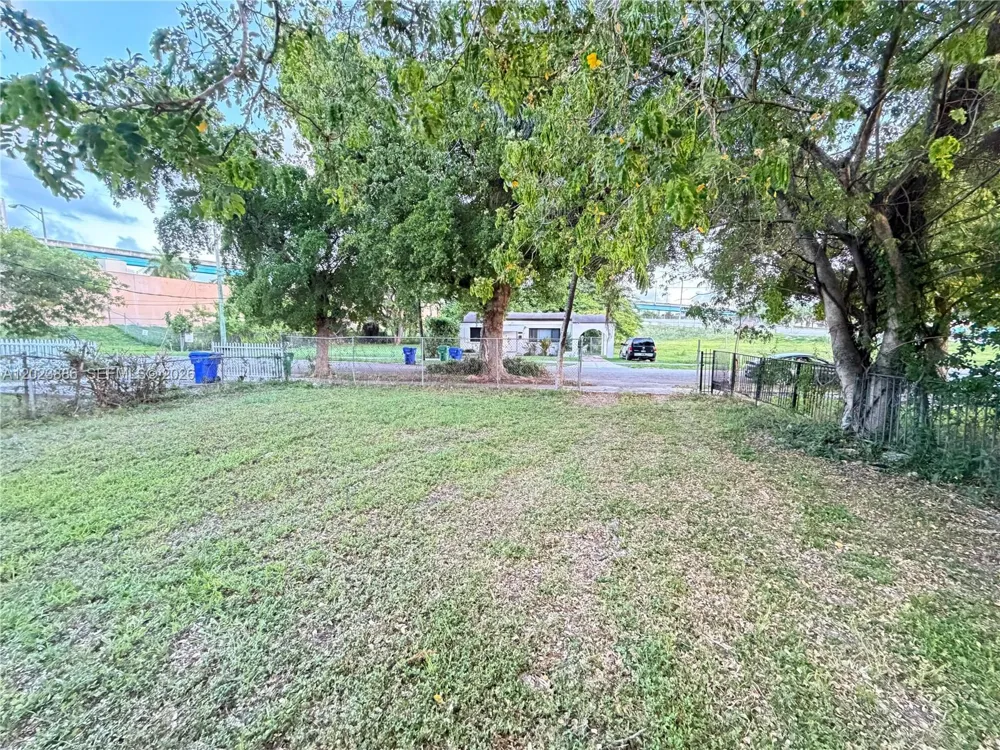 665 NW 43rd St Miami, FL 33127