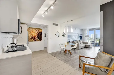 2602 E Hallandale Beach Blvd #R906