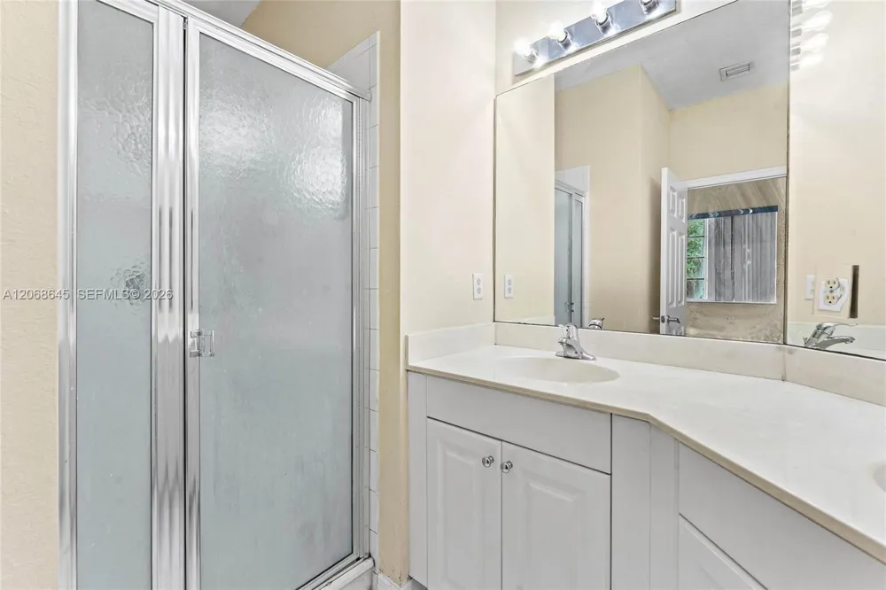 2004 Freeport Ln #4106 Riviera Beach, FL 33404