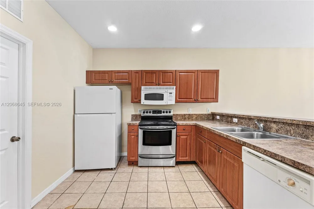 2004 Freeport Ln #4106 Riviera Beach, FL 33404