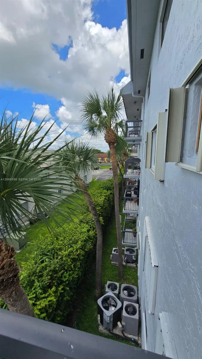 5290 W 21st Ct #304 Hialeah, FL 33016