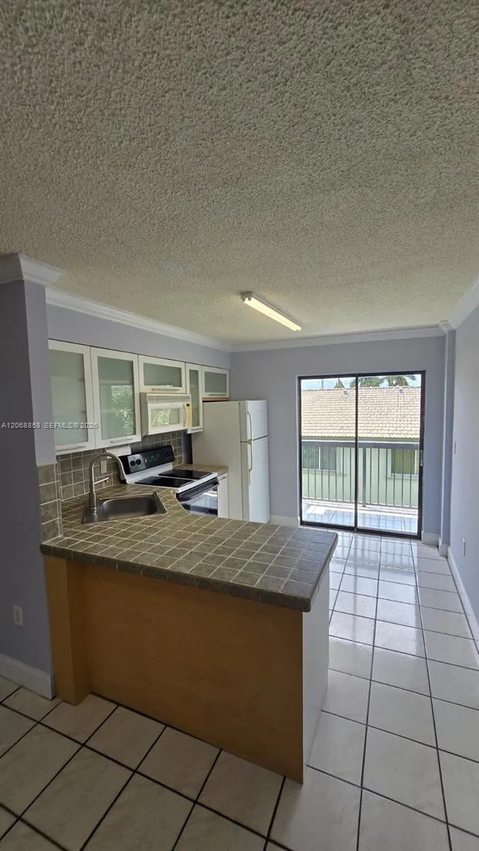 5290 W 21st Ct #304 Hialeah, FL 33016