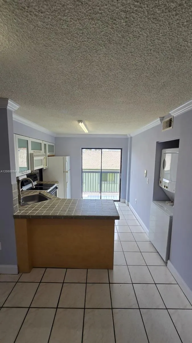 5290 W 21st Ct #304 Hialeah, FL 33016