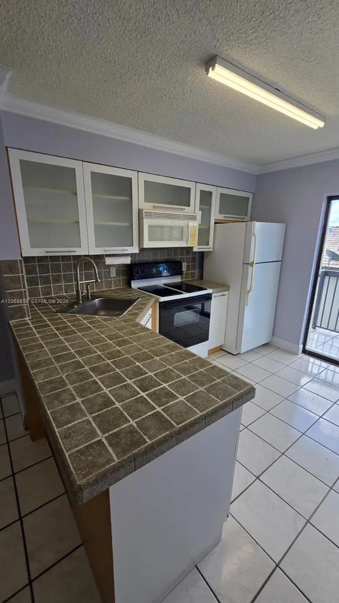 5290 W 21st Ct #304 Hialeah, FL 33016