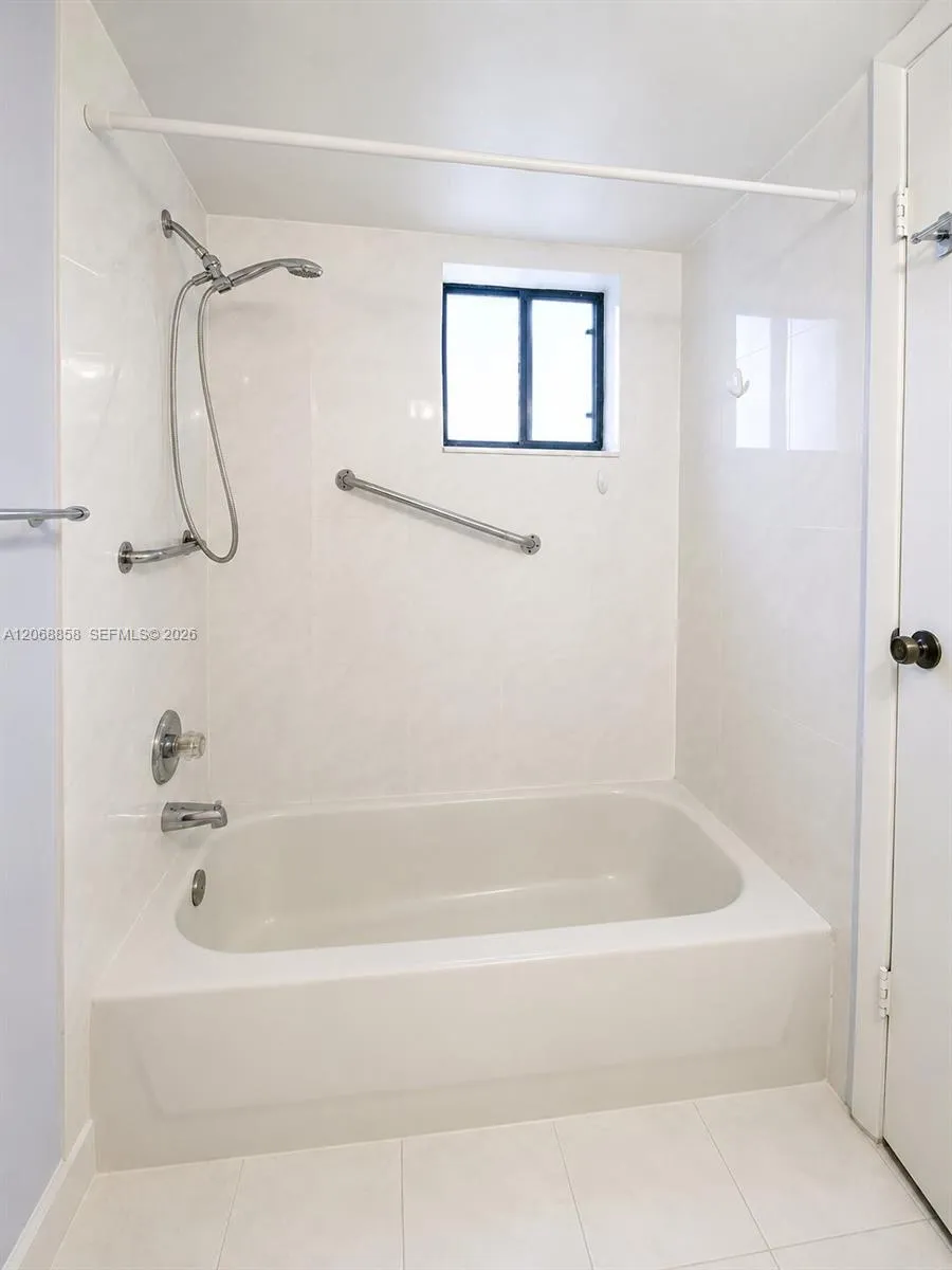 5290 W 21st Ct #304 Hialeah, FL 33016