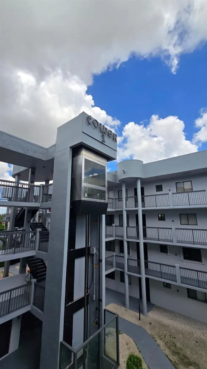 5290 W 21st Ct #304 Hialeah, FL 33016