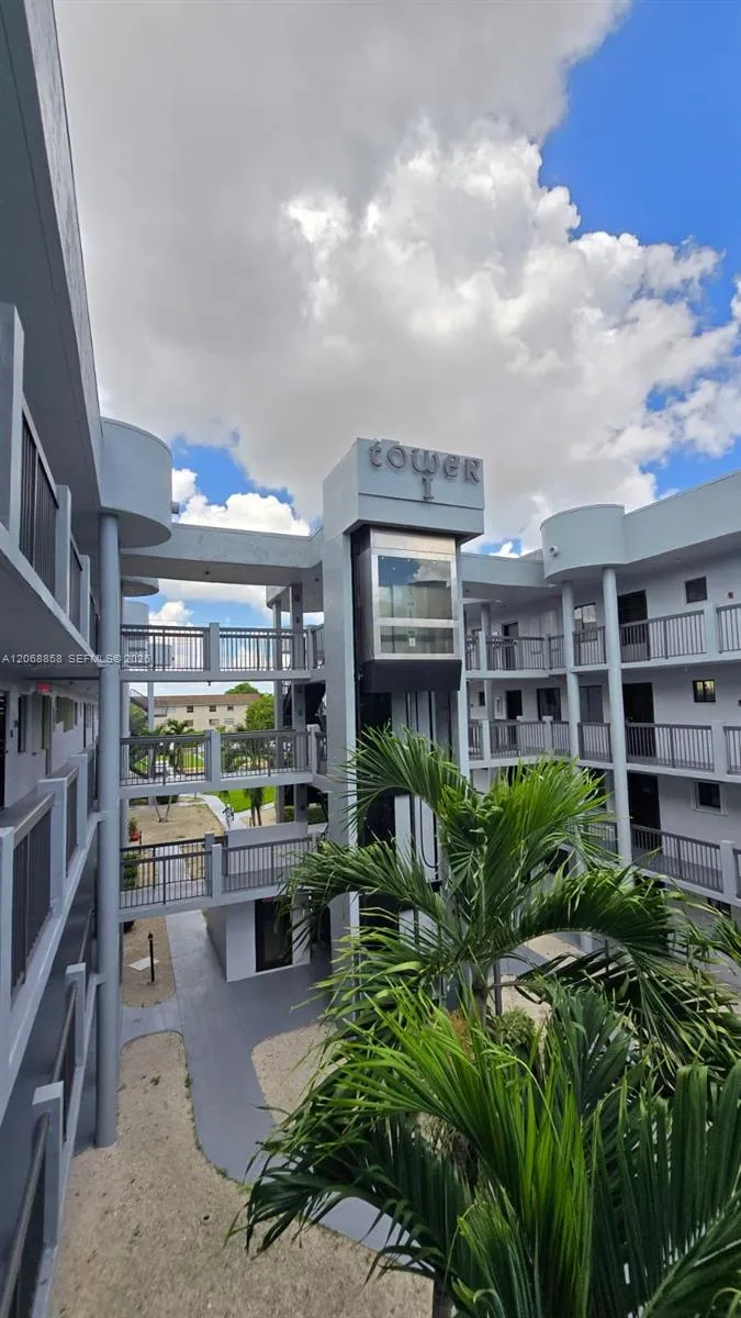5290 W 21st Ct #304 Hialeah, FL 33016