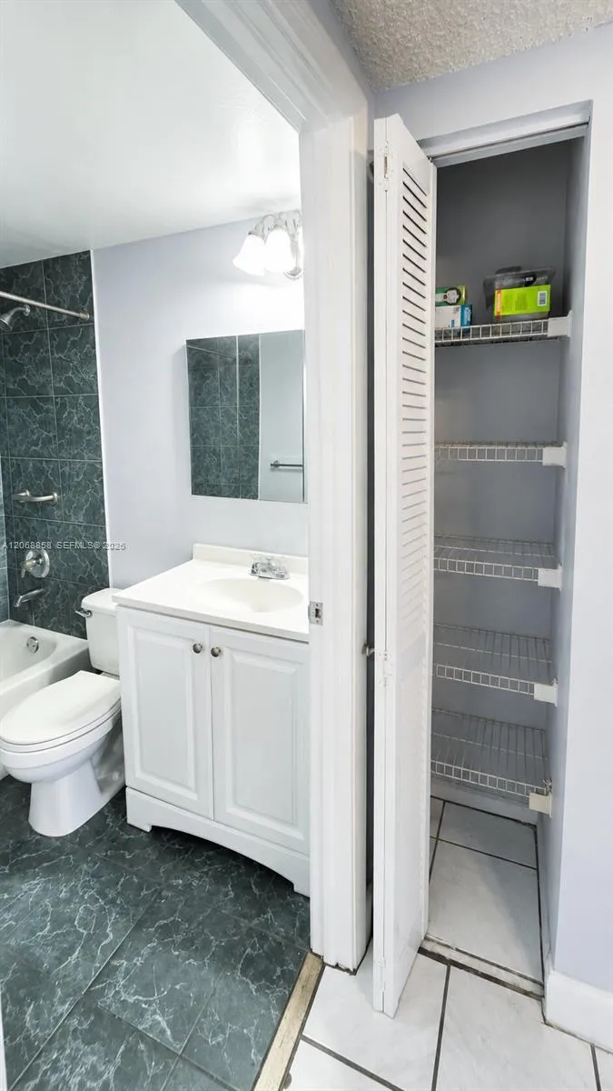5290 W 21st Ct #304 Hialeah, FL 33016