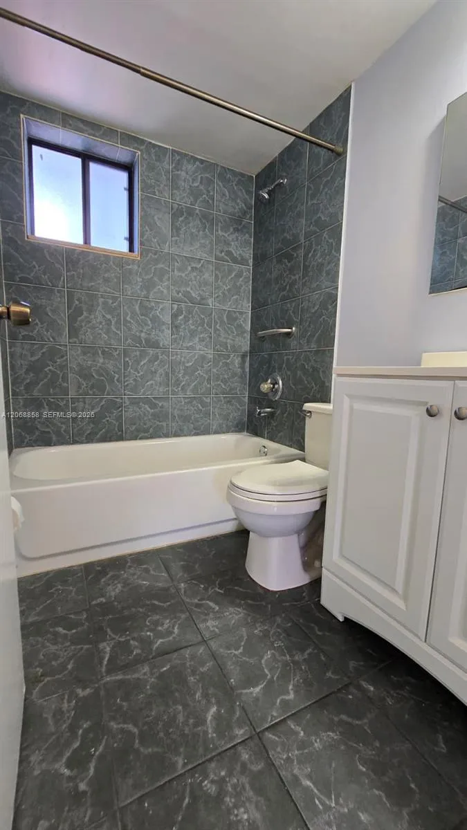 5290 W 21st Ct #304 Hialeah, FL 33016