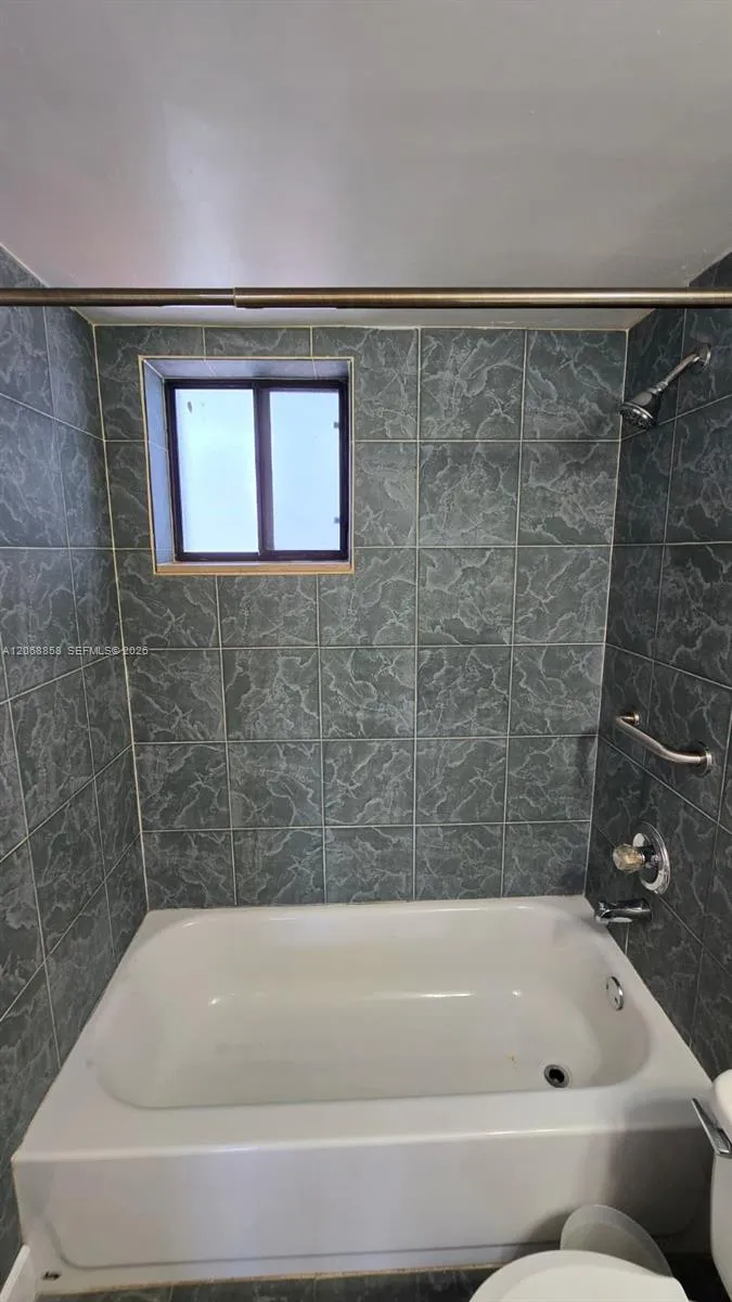 5290 W 21st Ct #304 Hialeah, FL 33016