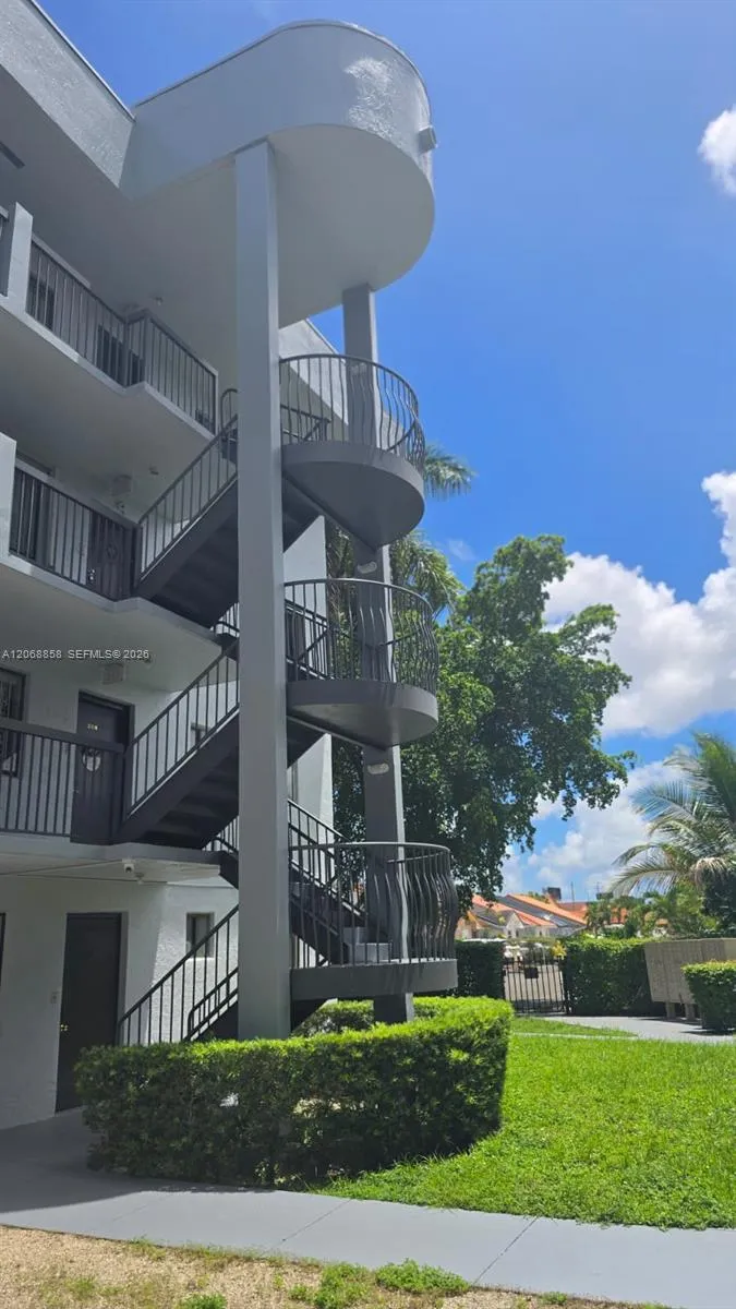 5290 W 21st Ct #304 Hialeah, FL 33016