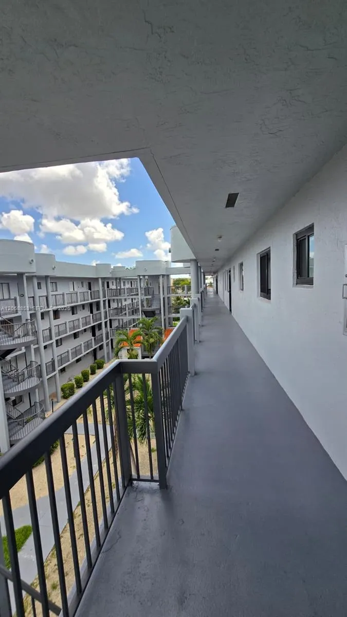 5290 W 21st Ct #304 Hialeah, FL 33016