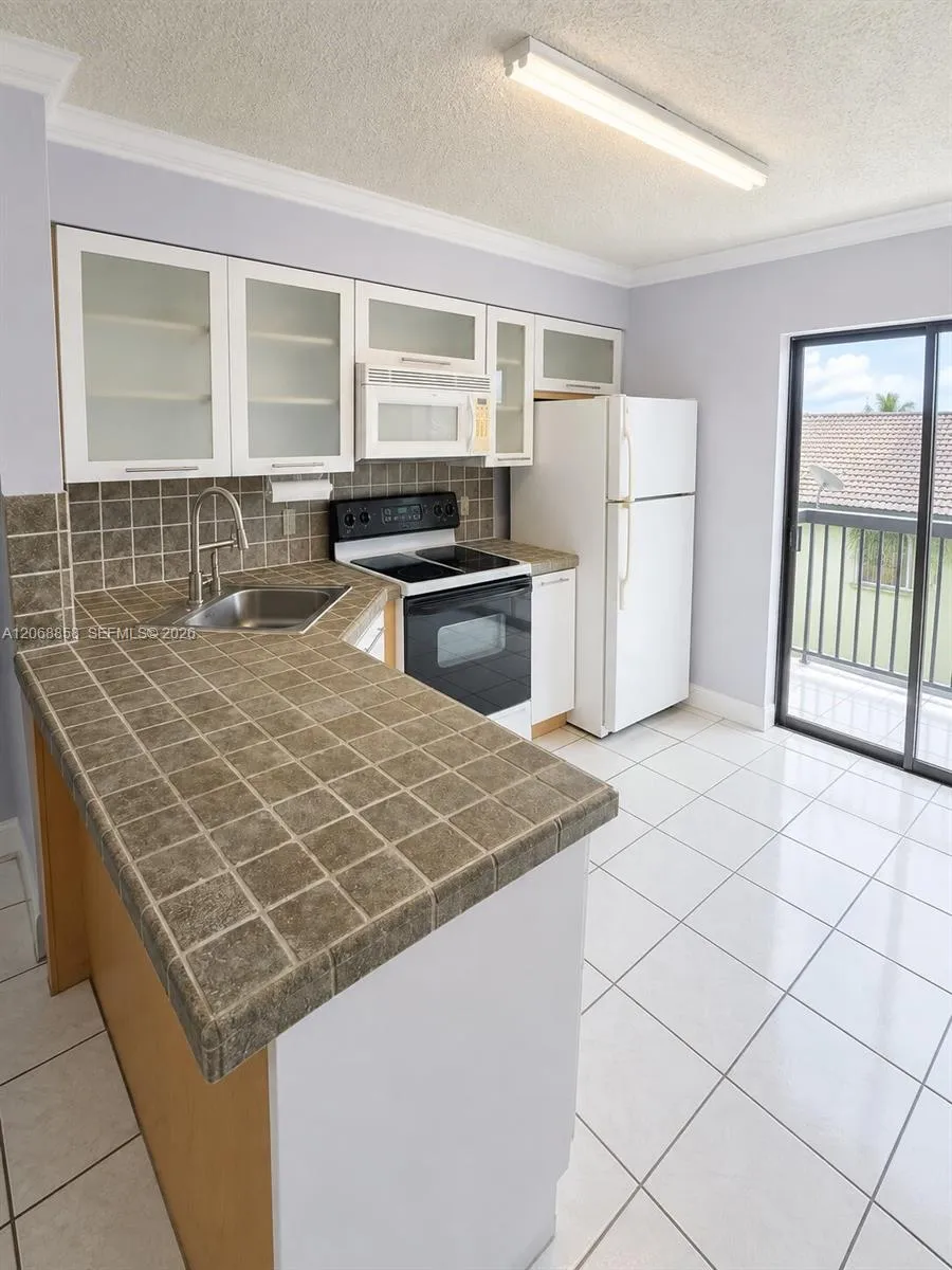 5290 W 21st Ct #304 Hialeah, FL 33016