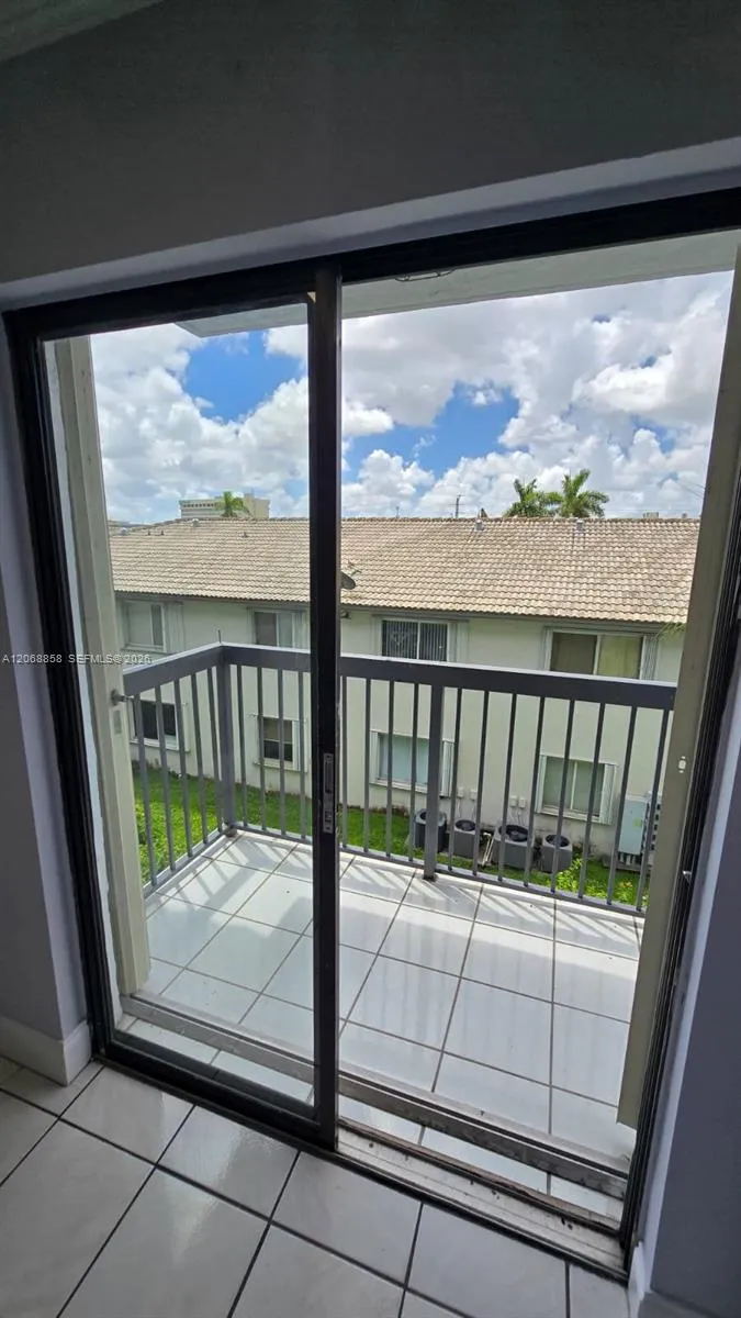 5290 W 21st Ct #304 Hialeah, FL 33016
