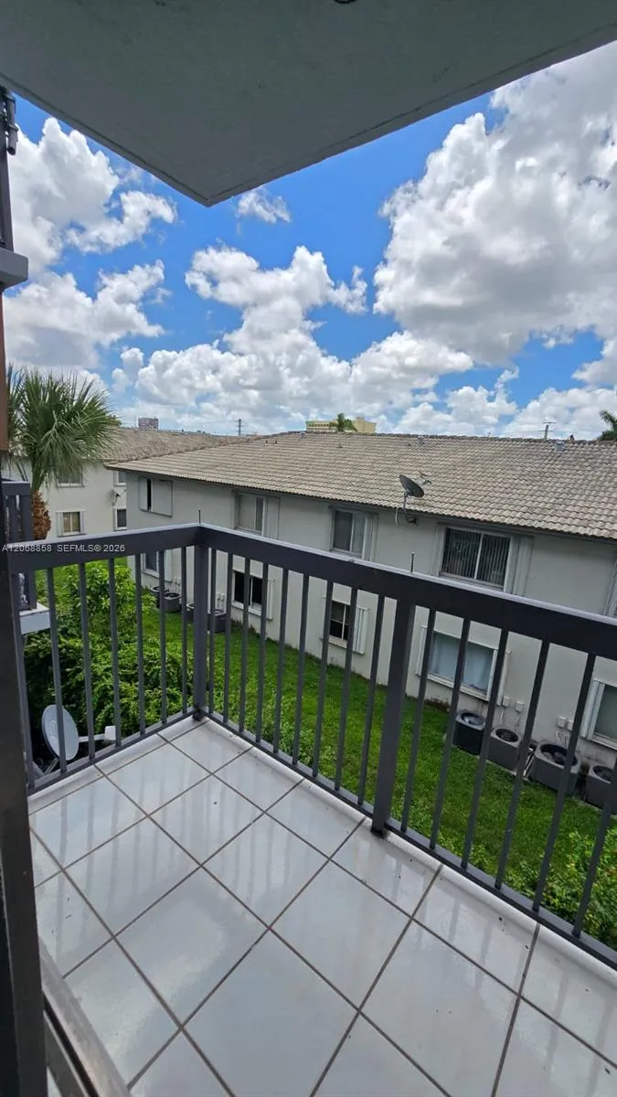 5290 W 21st Ct #304 Hialeah, FL 33016