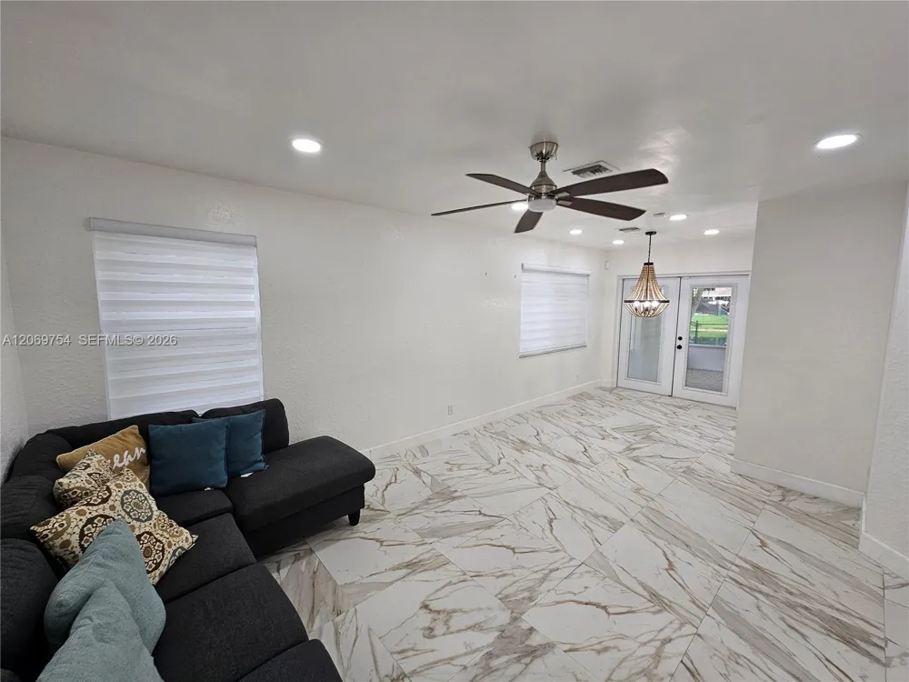 387 NW 107th Ave Pembroke Pines, FL 33026