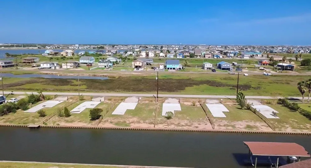 7140 Beau Terre Hitchcock, TX 77563