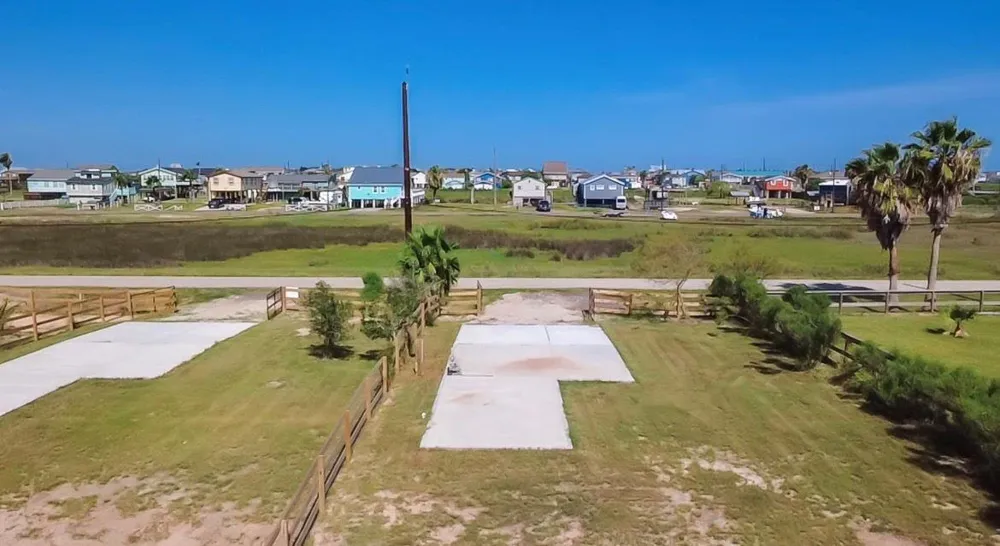 7140 Beau Terre Hitchcock, TX 77563