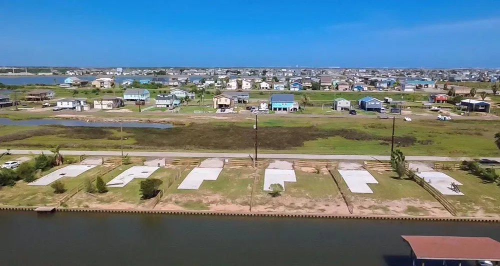 7140 Beau Terre Hitchcock, TX 77563