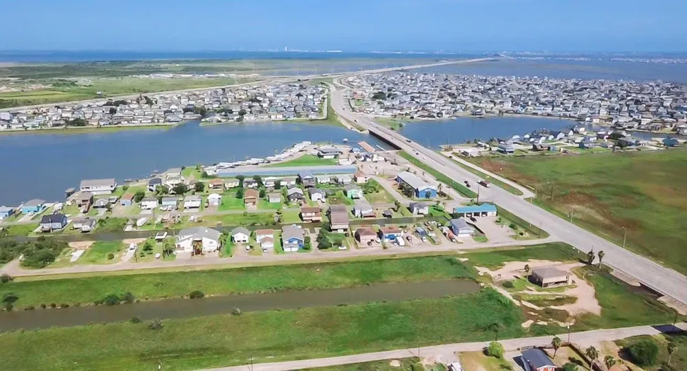 7140 Beau Terre Hitchcock, TX 77563