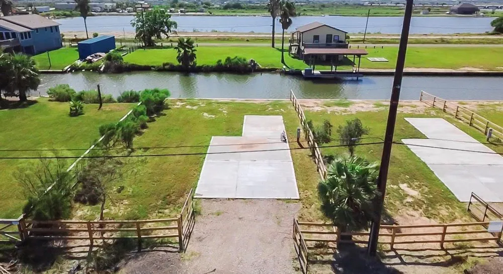 7140 Beau Terre Hitchcock, TX 77563