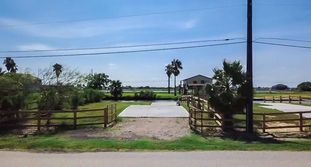 7140 Beau Terre Hitchcock, TX 77563